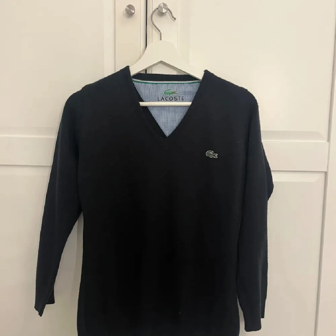 Svart v-ringad tröja från Lacoste