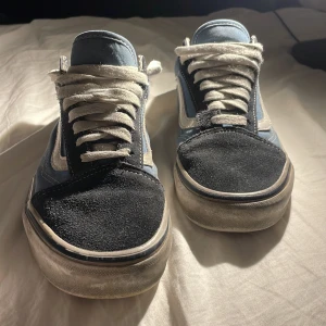 Vans Old Skool blå och svarta sneakers - Klassiska Vans Old Skool sneakers i blått och svart. Ny pris ca 700kr. Skitiga men går och ta bort, sko låda ingår. Pris kan diskuteras 