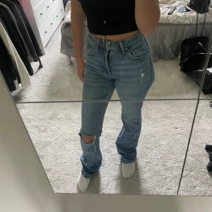 Blå jeans med hål - Blåa jeans med hål, säljs pga dom inte används. 
