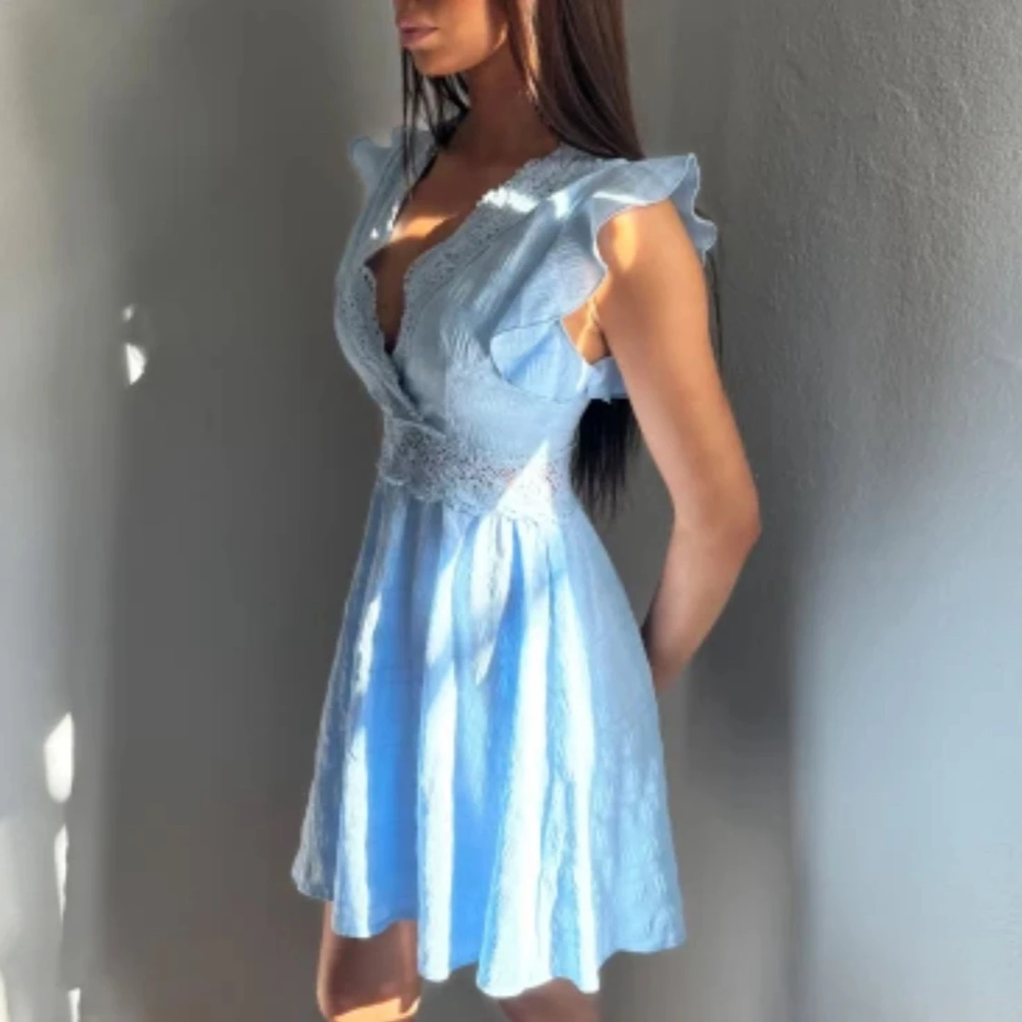 Ljusblå klänning med spetsdetaljer