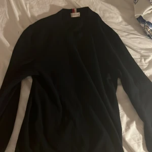 Moncler kashmir tröja - Moncler kashmir långtröja som jag har slutat använda nu när jag fått en ny mörkblå kofta i present. Såklart äkta som jag har checkat och köpt här på plick. Inga defekter