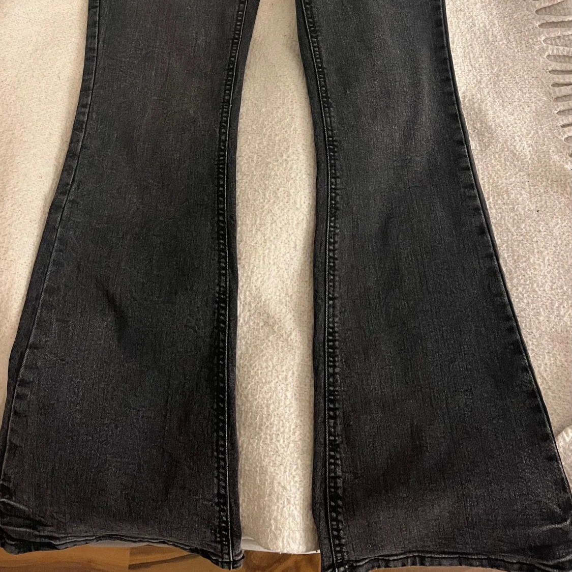 Svarta bootcut jeans med dubbla knappar - 1