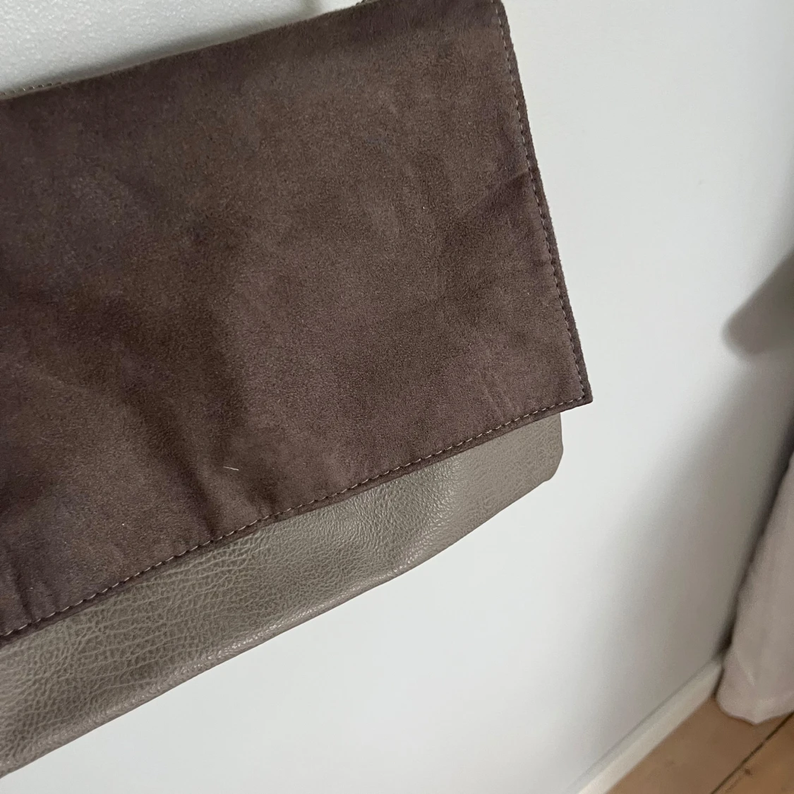 Grå axelväska i mocka och skinn från H&M - 2