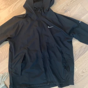 Svarta Nike mjukisbyxor med logga - Nike Miller jacka + byxor S/M i nytt skick