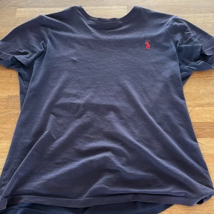 Mörkblå t-shirt Polo Ralph Lauren - Ralph lauren t shirt sälje pga jag har växt ur den. Inga defekter bara lite använd. Skriv om ni har frågor!
