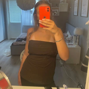 Brun bandeau tubtopp - Säljer en brun bandeau tubtopp som sitter tight och är helt axelbandslös. Perfekt för dig som vill ha en enkel topp att matcha med allt. Materialet är väldigt strechigt. Inga defekter💗Står ingen storlek, men lite för stor för mig som vanligtvis har XS/S😊