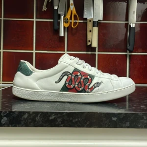 Gucci Ace Snake - Säljer ett par riktigt fräscha Gucci ace snakes. Uk 10,5 vilket motsvarar storlek 44! Varit hos skomaker so riktigt fina! Ingår: endast skorna. Självklart äkta! Fråga om innermått vid osäkerhet. Kom även privat vid minsta fundering. Fraktar spårbart. Perfekt skor för hösten och början av våren. 