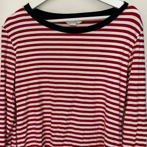 Randig Tröja  - Säljer denna randiga tröja med långa ärmar. Använd men i mycket fint skick.