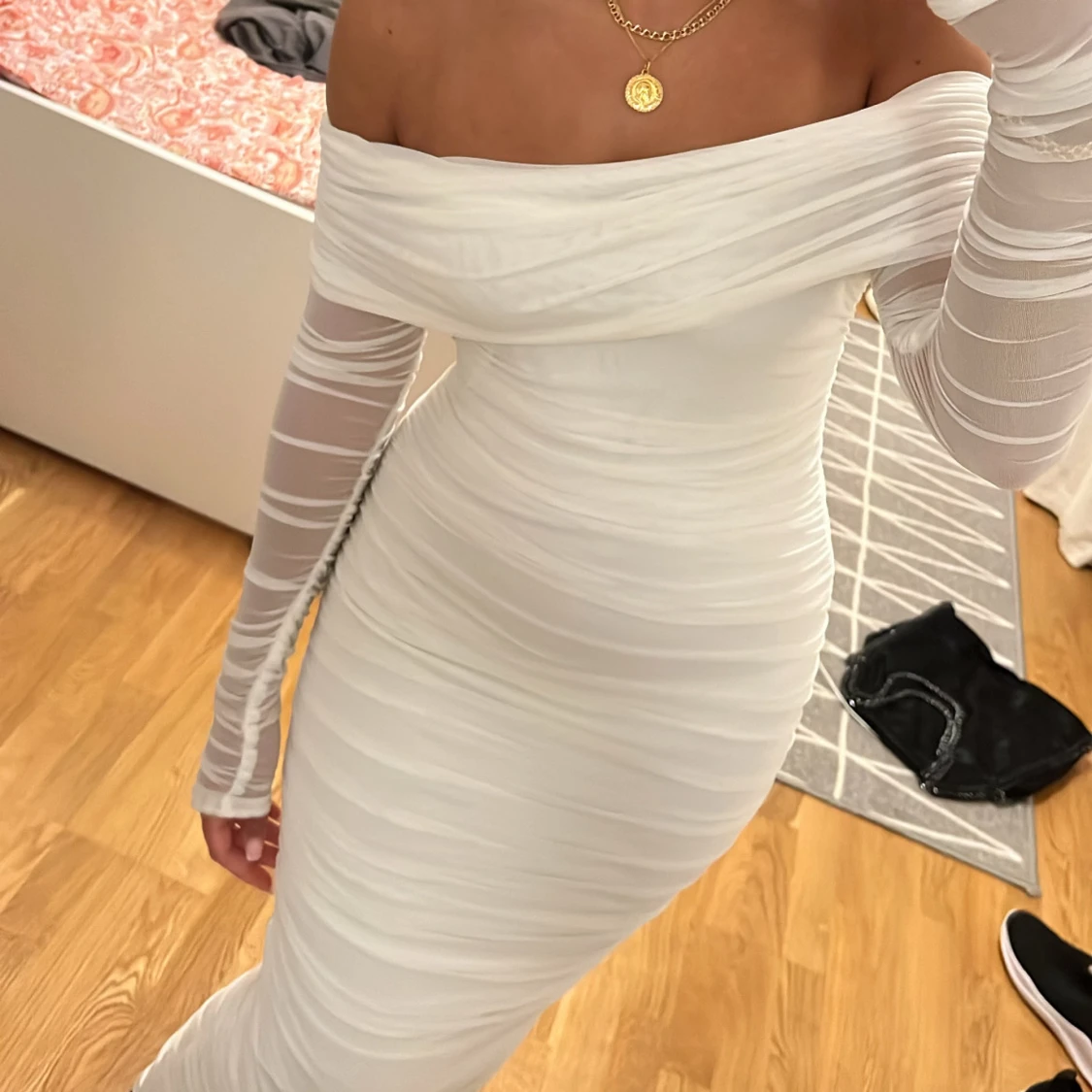 Vit lång offshoulder klänning