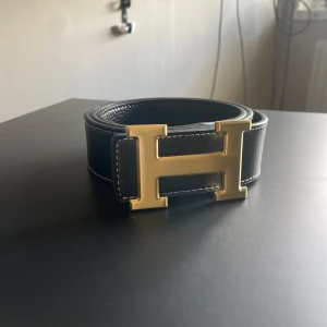 Svart H bälte - Svart stilrent bälte som passar alla stilar