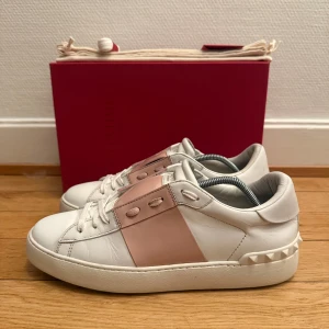 Valentino open sneakers  - Säljer nu dessa fina valentino skor | Super fint skick | Storlek 40 | Kommer även med box,dustbag,extra nya snören och valentino kort + kvitto | Hör gärna av er vid frågor eller funderingar 