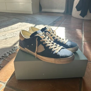 Philippe Model PRSX Low Blue Suede - Hej, säljer nu mina Philippe Model då jag bara testat dom inomhus (ångrade köpet). Köpta från Merch Sweden för runt 3000kr så säljer dom kanske nära det priset då dom bara är testade på inomhus. 