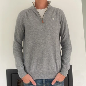 Morris Half-Zip - Säljer denna snygga och stilrena halfpipen från Morrispolotröjan. | Skick: 8/10 | Storlek: L | Nypris: 1699kr | Vårt pris: 549kr | Tveka inte att höra av dig vid frågor! Mvh