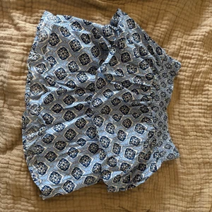 Blå mönstrad kortkjol från Gina Tricot - Supersöt blå kortkjol från Gina Tricot med unikt mönster i vitt och mörkblått. Kjolen har smockad midja för extra komfort och sitter snyggt på kroppen.