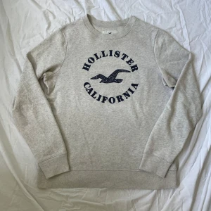 Beige sweatshirt från Hollister | M - Hollister sweatshirt | Skick – 7/10 | Size – M | Hör av dig vid minsta fråga eller fundering! 🤩