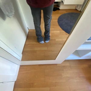 Grå bootcut jeans! - Säljer ett par gråa jeans från Cubus i storlek 170. De har bootcut-model med dubbla silver knappar där framm!! Dom är helt i oanvända endast testade! Säljs då det var fel storlek! Köpta för 399kr säljs för 150kr! 💓