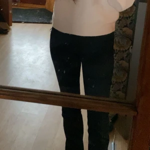 Svarta byxor från H&M Divided, strl 36 - Svarta kostymbyxor från H&M Divided i storlek 36. Byxorna är högmidjade och bootcut med en söm på framsidan av båda byxbenen. 