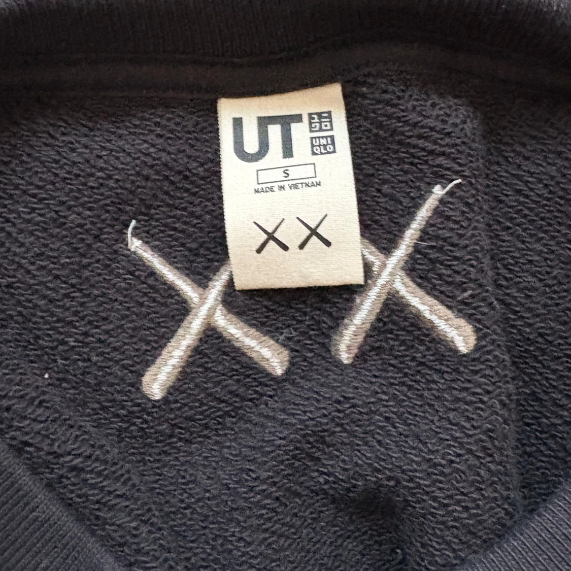 Svart Uniqlo x KAWS tröja - 2