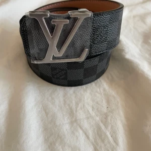 Louiiis Vuitton bälte helt nytt hållgörare ingår.  - Louiiis Vuitton bälte helt nytt hållgörare ingår. Väldigt snygg bälte med fina detaljer perfekt för att håla dina byxor uppe
