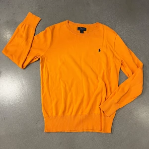 Orange tröja Polo Ralph Lauren - Stickad Polo tröja som inte används. XL i barn USA storlek så passar dig som har S vanligtvis. Köp sker via ”köp nu” funktionen :) 