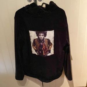 Svart sammetshoodie Limitato - Hej!säljer denna svarta hoodie från limitato då jag inte använder den.Hoodien är i riktigt skönt material och skicket är 9/10 då den inte kommit till så mycket användning.Hör av dig om du har några frågor