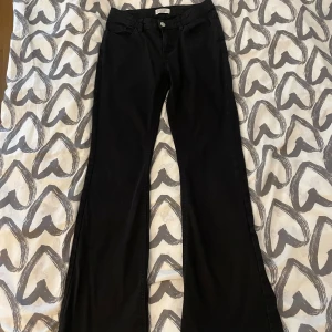 Svarta jeans - Säljer dessa jätte fina svarta jeans från Lindex i storlek 164 men passar xs och s. De är i jättebra skick utan några defekter. 