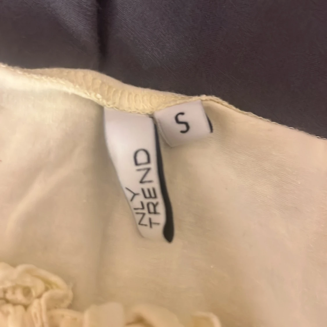 ljusgul linnetopp med spets från NLY Trend - 2