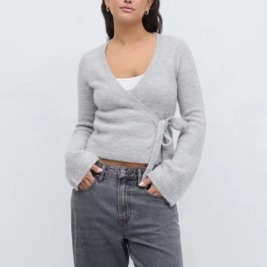 Stickad cardigan från gina - Säljer min stickade tröja från gina då den inte kommit till användning så mycket. Så använd ca 5 ggr kanske. Skriv för flera bilder 💖 nypris 400. Pris kan diskuteras!!