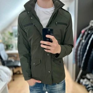 Riley Field jacket - Mycket fint skick, två små fläckar, be om bild då detta inte syns så tydligt på bilderna. Storlek 48/S passar dig som är mellan 175-185cm. Nypris ca 2000kr. Modellen är 185 cm, 79 kg. Passar bra nu till sen sommar/höst. Skriv för mer information!🤝