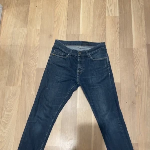 Blå jeans från Tiger of Sweden - Snygga blå jeans från Tiger of Sweden med klassisk femficksdesign och raka ben. Jeansen har normal passform och är tillverkade i slitstarkt denimtyg med subtila slitningar. Perfekta för dig som gillar stilrena och tidlösa jeans. Modellen heter Pistolero skulle säga att de sitter som ett par regular fit men lite tajtare!😀