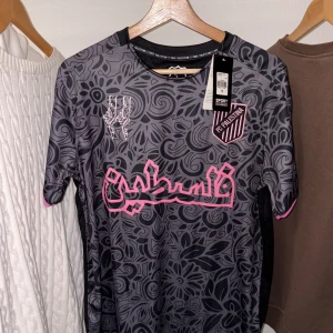 FC Palestina svart/grå fotbollströja M - Säljer en helt ny Palestina-tröja. Skriv om du är intresserad, svarar snabbt och kan skicka direkt.