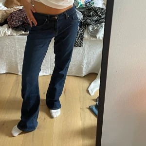 Lowwaist Bootcut/ straight jeans - Mörkblå lowwaist, bootcut jeans H&M. Hyfsat stretchig denim som sitter snyggt över höfterna och har utsvängda ben. Fit varierar nog beroende pp hur ens ben ser ut men som sagt- stretch! Riktigt snygga inför hösten