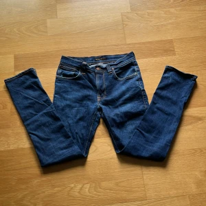 Blå jeans från nudie jeans  - Snygga blå jeans från nudie jeans men slim passform. Fråga om mer bilder ifall ni vill se mer. Nypris: 1500  Stolek: W32 L32 