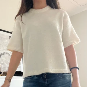 Vit stickad kortärmad tröja från ginatricot - Supermjuk vit stickad tröja från gina med korta ärmar och rund hals. Helt ny och oanvänd men säljer pågrund att den inte används. Original pris, 300kr💞