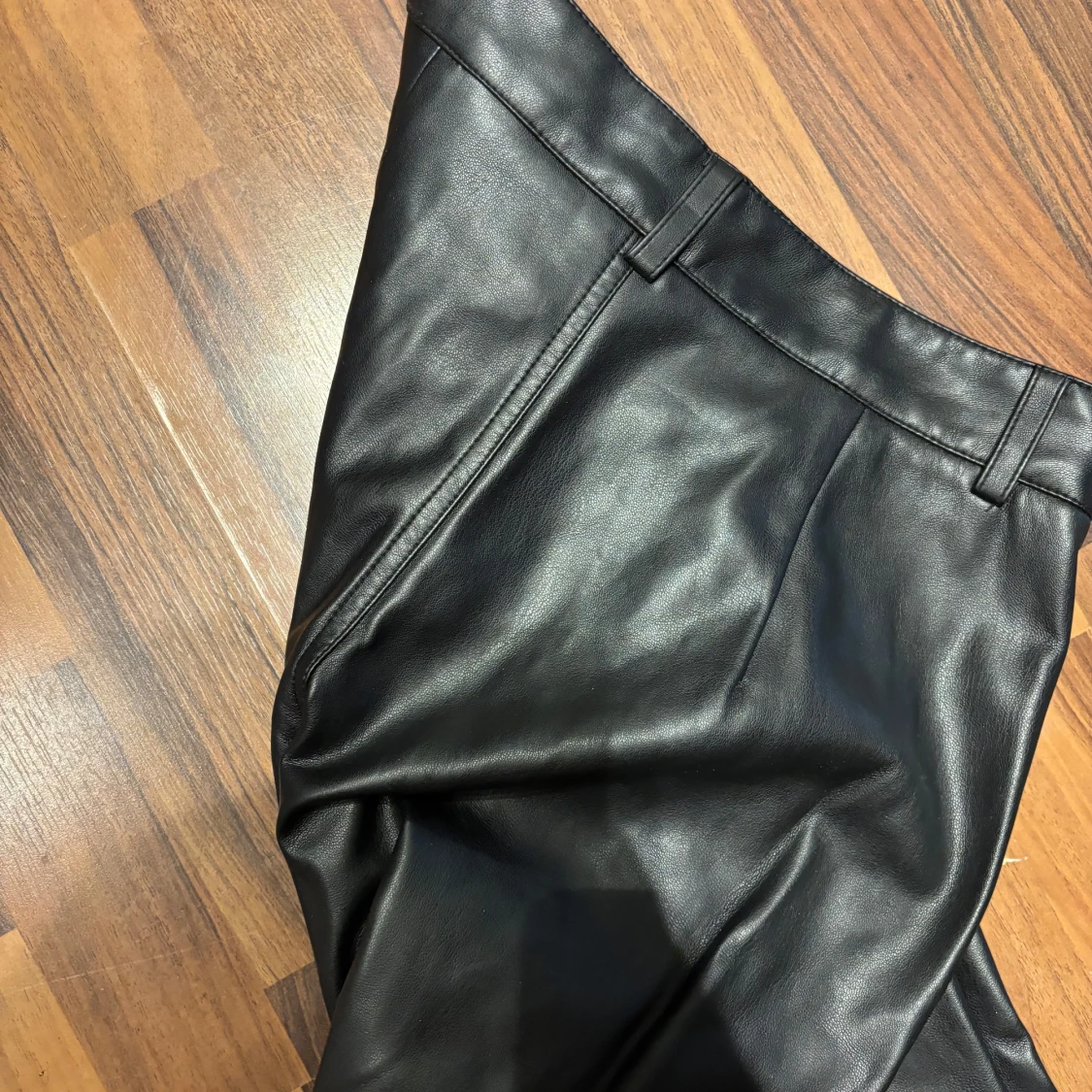 Svarta skinnbyxor från NLY Trend - 2