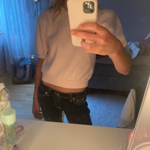 Ljusrosa kortärmad tröja Gina Tricot - Supersöt ljusrosa tröja från Gina Tricot med puffiga korta ärmar och har en mjuk känsla, perfekt till jeans eller kjol. Enkel och stilren design som passar till många olika looks🩷.