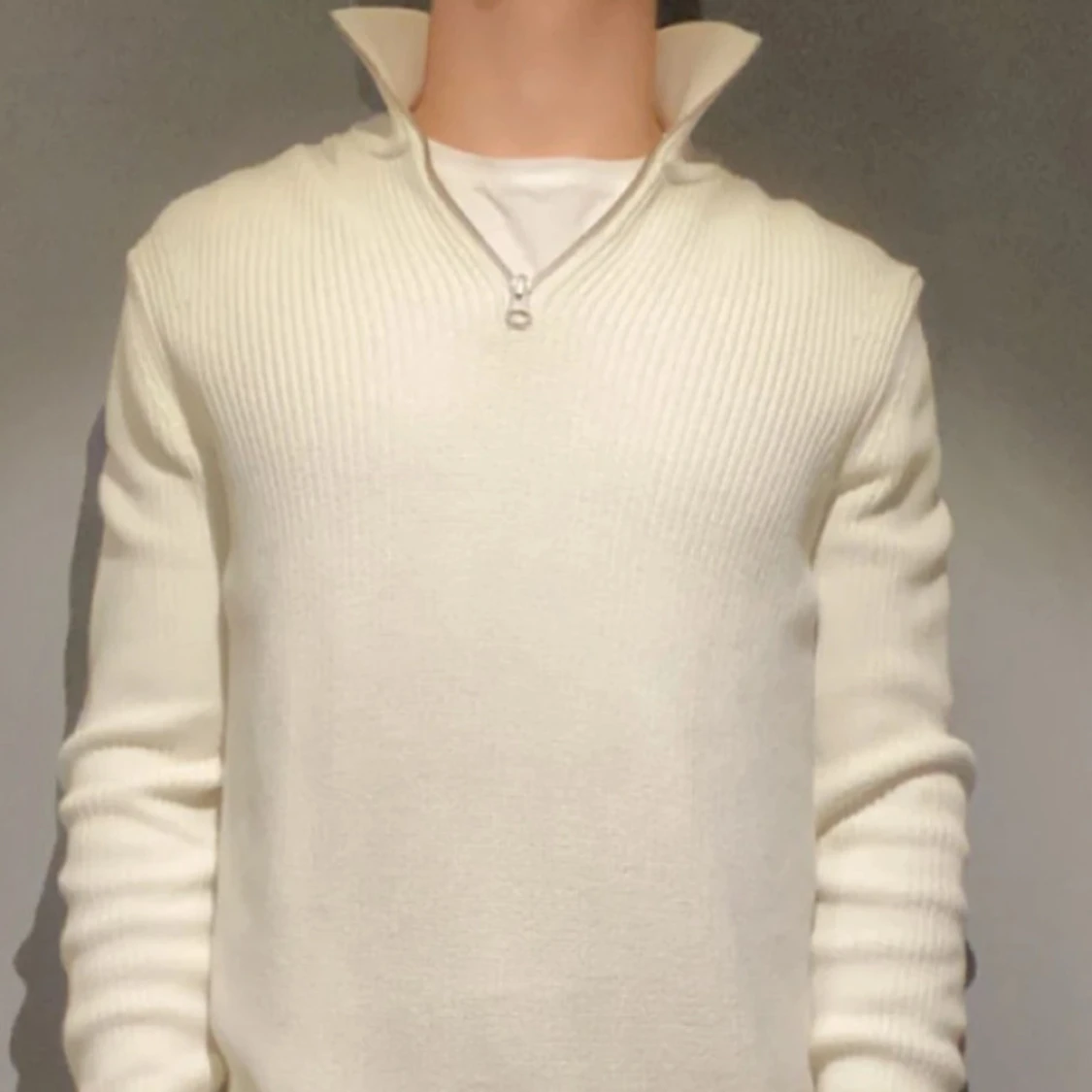 Vit stickad tröja med half zip