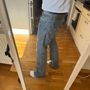 Vintage Levi’s jeans - Vintage Levis jeans med lite annorlunda bakfickor som e riktigt snygga. Modellen är 527. Super bra skick inga defekter