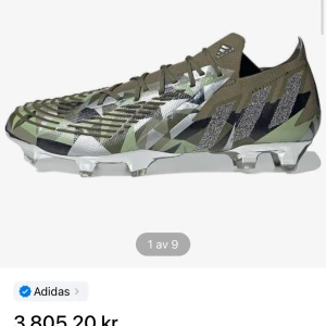 Adidas camo fotbollsskor med snörning - Snygga Adidas fotbollsskor med grymt camouflagemönster i grönt, svart och silver. Skorna har snörning, platt sula med dobbar och coola silvriga detaljer på sidorna. Perfekta för dig som vill sticka ut på planen och ha max grepp.