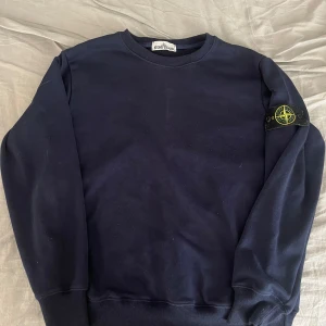 Stone Island tröja - Inte äkta. Säljs så billigt pga en missfärgning på tröjan (bild3). Brukar använda tröjan med väst på för att dölja