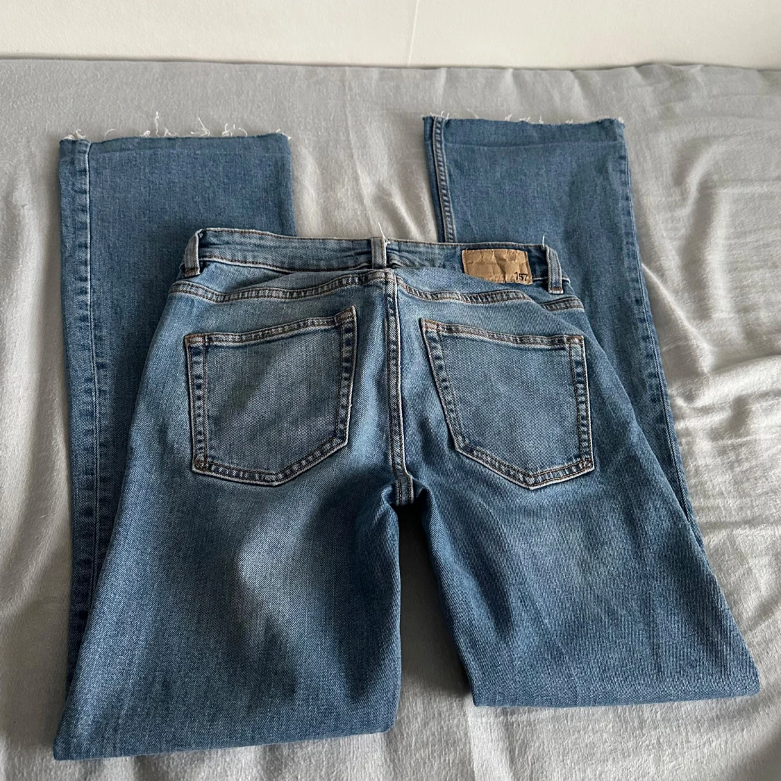 blåa lågmidjade utsvängda jeans - 2