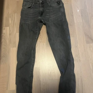 Replay anbass - Säljer ett par fina Replay anbass i ett bra skick. Mörk grå färg och sitter extremt bra. W28 L30