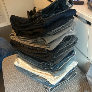 Stapel med jeans och byxor i olika färger - Säljer en stor hög med jeans och byxor i olika färger som svart, grå, blå, ljusblå och vit. Mesta från jack & jones men finns även hugo boss, replay, selected homme och nudie. Allt i storlek M i byxor och mellan 30/32-32-32-30/30 i jeans. Allt är regular samt relaxed. Förutom replay. 2999 först till kvarn!