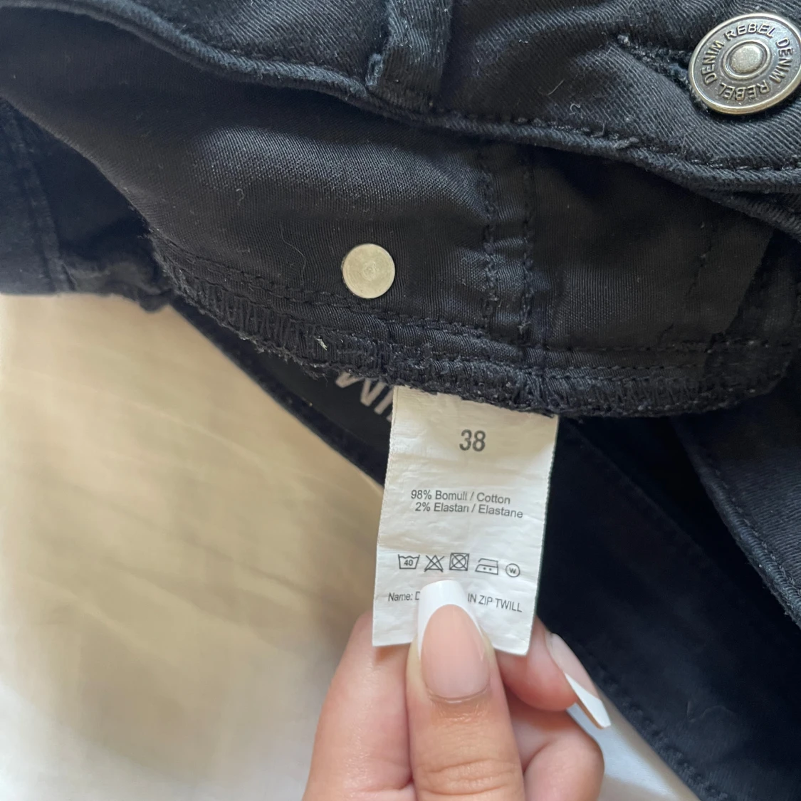 Svarta jeans med dragkedjor från Denim Rebel - 3