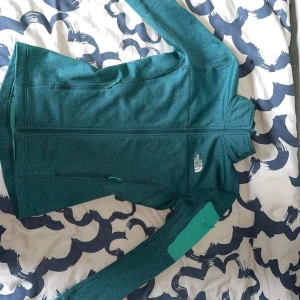 THE NORTH FACE Polartec Sweatshirt  - Näst intill helt ny. Använt 1 gång på en inomhus idrotts lektion så inga slit. ALLTID ÖPPEN ATT DISKUTERA PRIS