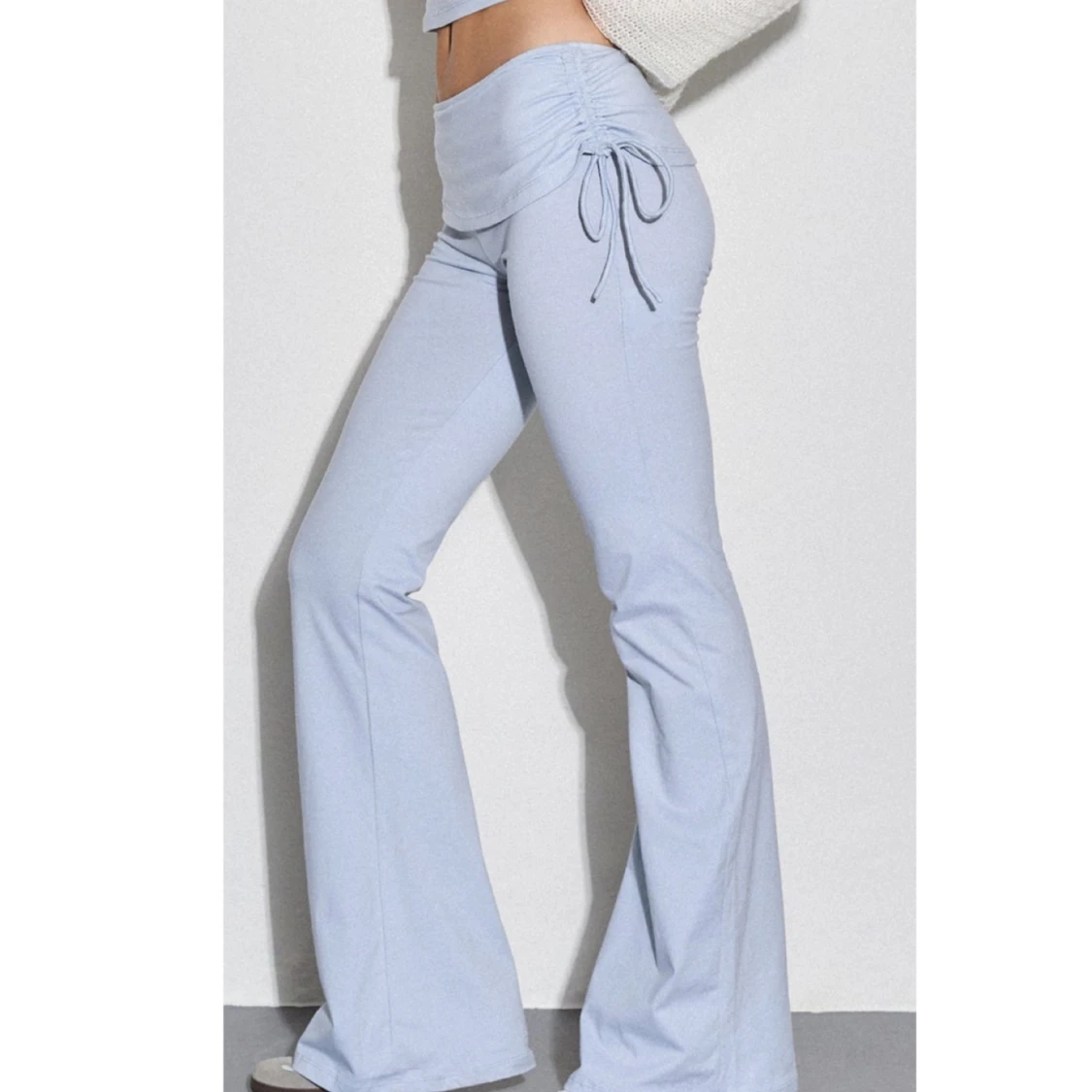 Ljusblå bootcut byxor med knyt