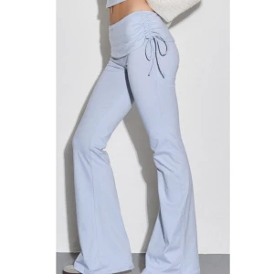 Ljusblå bootcut byxor med knyt - Säljer dessa söta ljusblå bootcut byxor  som har  knytning i sidan. Byxorna är från motel rocks 😊de är mjukt material