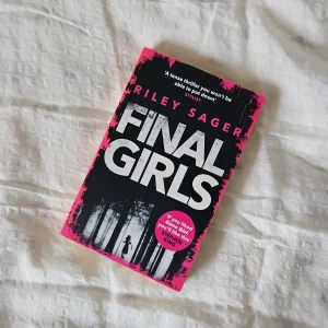 Final Girls - Spännande thriller av Riley Sager, 'Final Girls', med en iögonfallande rosa och svart omslag. Boken handlar om en grupp överlevare som kallas 'Final Girls'. Perfekt för dig som gillar intensiva och oförutsägbara berättelser.