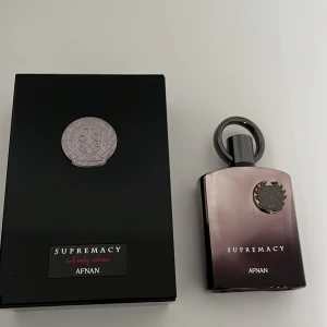 Supremacy Not Only Intense Parfym från Afnan - Upptäck Supremacy Not Only Intense från Afnan, en elegant parfym i en stilren flaska med metallisk finish och ett unikt emblem. Förpackningen är lyxig och svart, vilket ger en exklusiv känsla. Perfekt för den som söker en sofistikerad doftupplevelse. Jag har aldrig haft på mig denna parfym, alltså har jag bara sprejat max 10 gånger för att förstå hur den luktar! 100ml flaska, helt full! Detta är en parfym som ska lukta som creed aventus! Köpt för ungefär 600kr och är helt full!