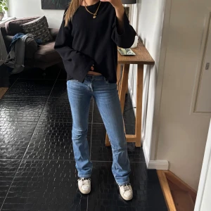 Blå lågmidjade jeans med bootcut - Säljer mina blåa lågmidjade jeans från Zara. Sparsamt använda, bra skick.💕💕